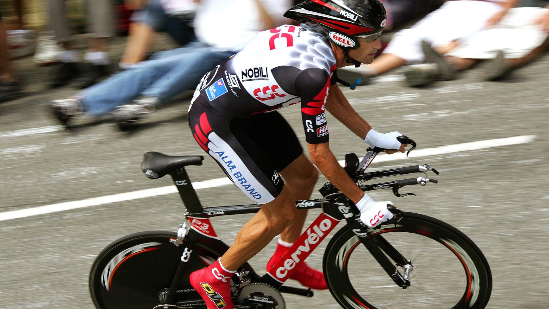 中国滑板街式精英赛南京站 决赛选手在扶梯与扶手间上演极限挑战